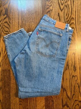 Levi's Wedgie Distressed High rise Straight Leg Light Jeans. Size 32